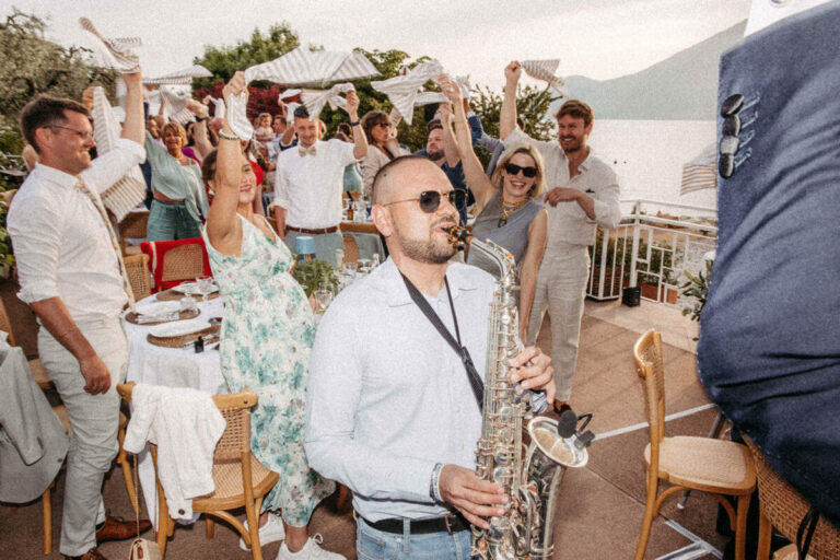 Italy 49 Saxofonist spielt bei der Hochzeitsfeier am Gardasee, die Gäste jubeln