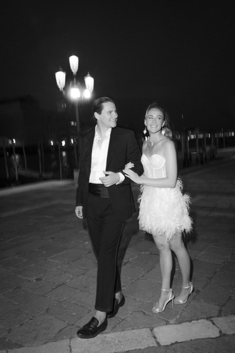 Brautpaar spaziert elegant durch Venedig bei Nacht – Heiraten in Italien