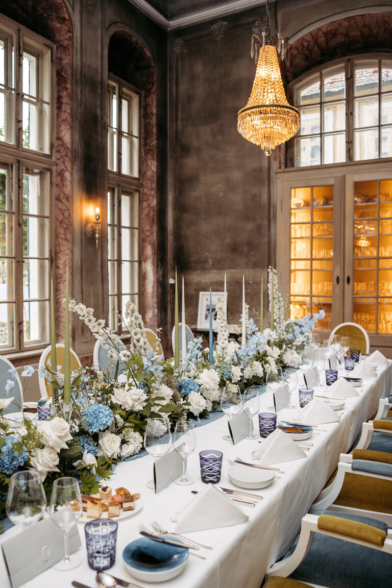 Dresden 44 Festlich gedeckte Hochzeitstafel mit blauen Blumen und Kerzen in Villa Sorgenfrei bei Dresden.