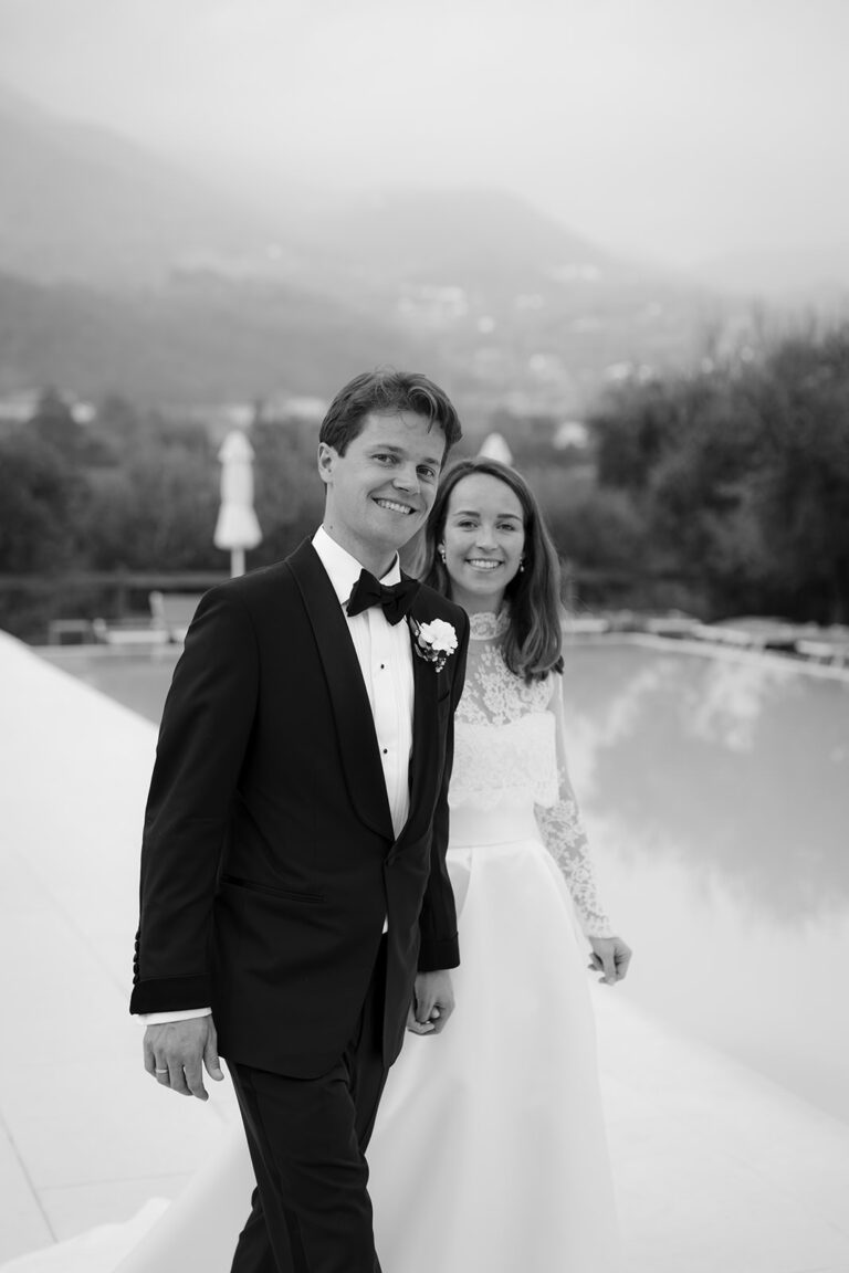 Italy 54 Brautpaar im klassischen Look spaziert am Pool entlang – Hochzeit am Gardasee
