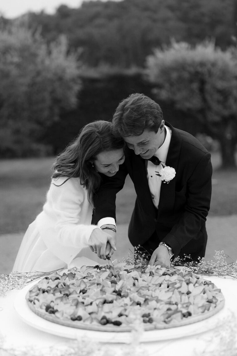 Brautpaar schneidet fruchtige Hochzeitstorte im Freien an – Hochzeitsreportage Dresden