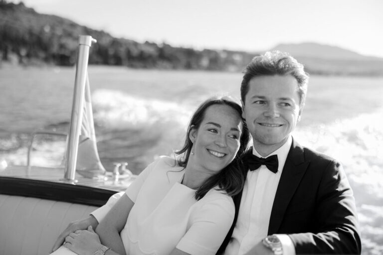 Italy 45 Nahaufnahme eines glücklichen Brautpaares in elegantem Look auf Gardasee – Hochzeitsfotograf Italien