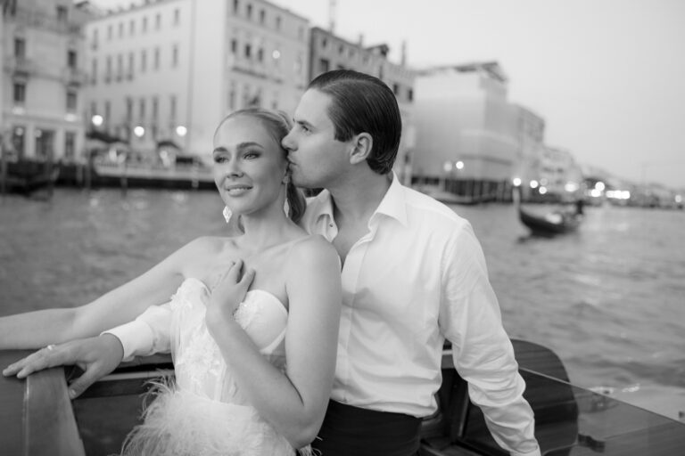 Italy 29 Romantisches Brautpaar auf dem Boot in Venedig – Hochzeitsfotograf Italien