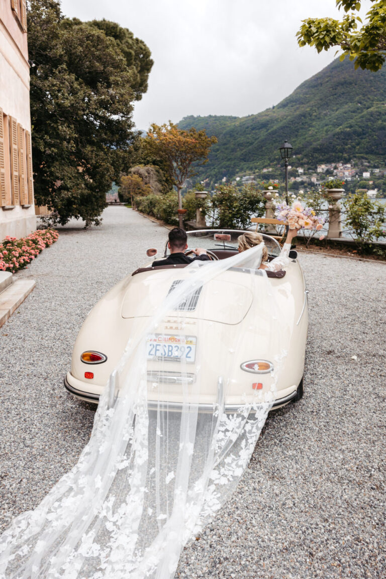 Italy 16 Brautpaar im Vintage Porsche Cabrio am Comer See mit langem Schleier