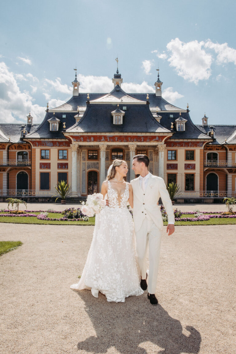 Dresden 27 Brautpaar vor Schloss Pillnitz bei Dresden an einem sonnigen Hochzeitstag