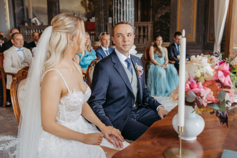 Dresden 18 Trauung im Schloss Albrechtsberg Dresden mit emotionalem Blick zwischen Braut und Bräutigam