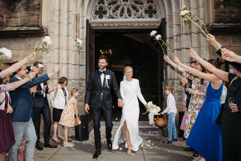 Brautpaar verlässt Kirche nach emotionaler Trauung bei Hochzeit in Dresden